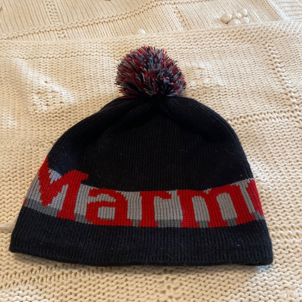 Marmot pom beanie